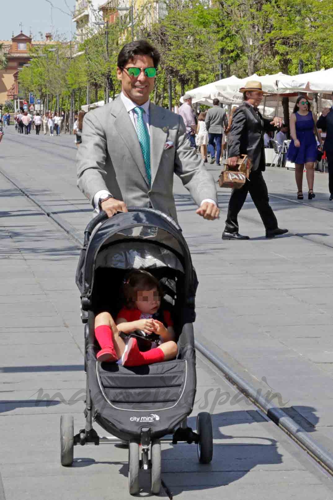 fran rivera con su hija en la semana santa de sevilla