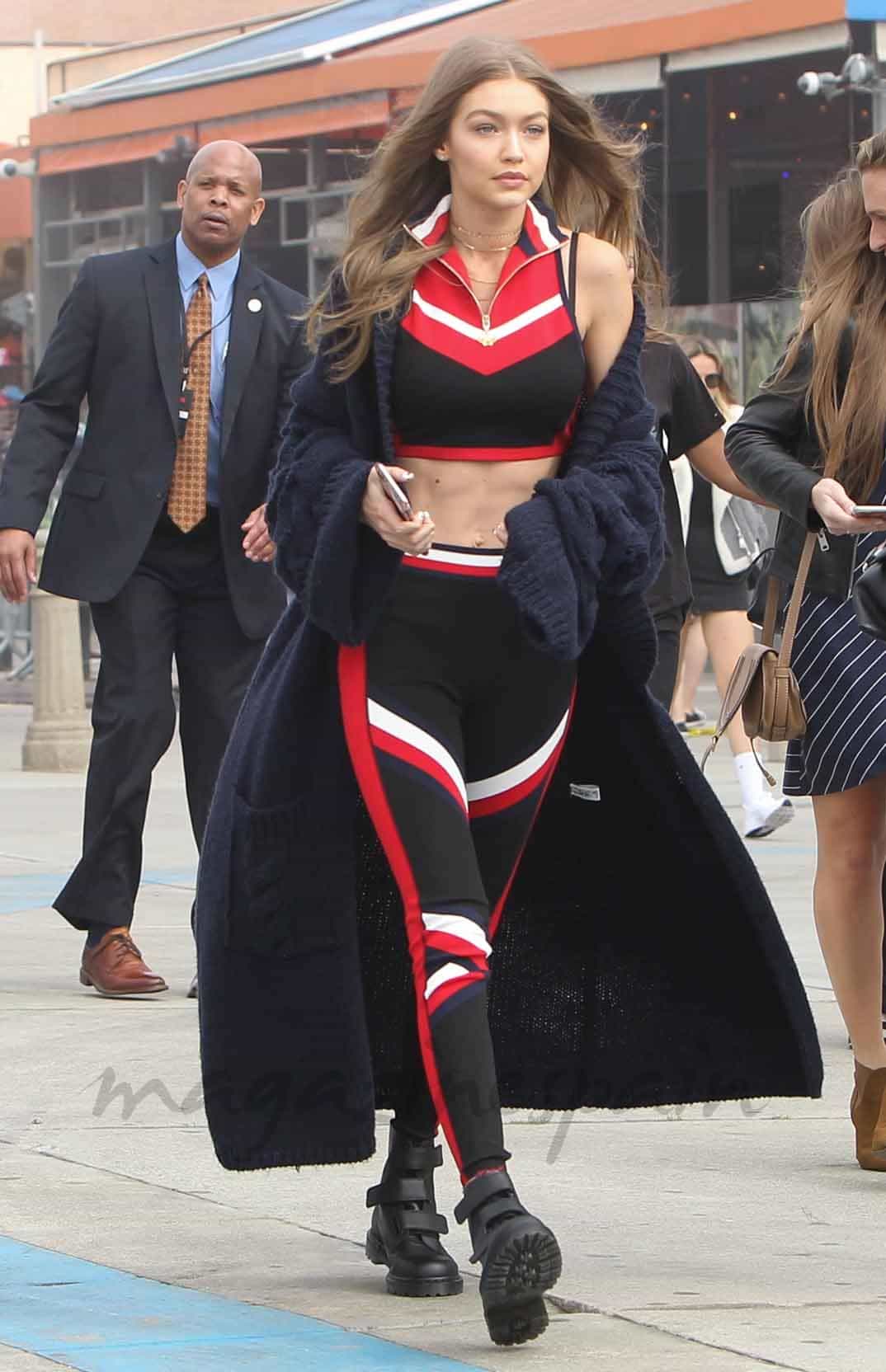 gigi hadid desfila para tommy hilfiger