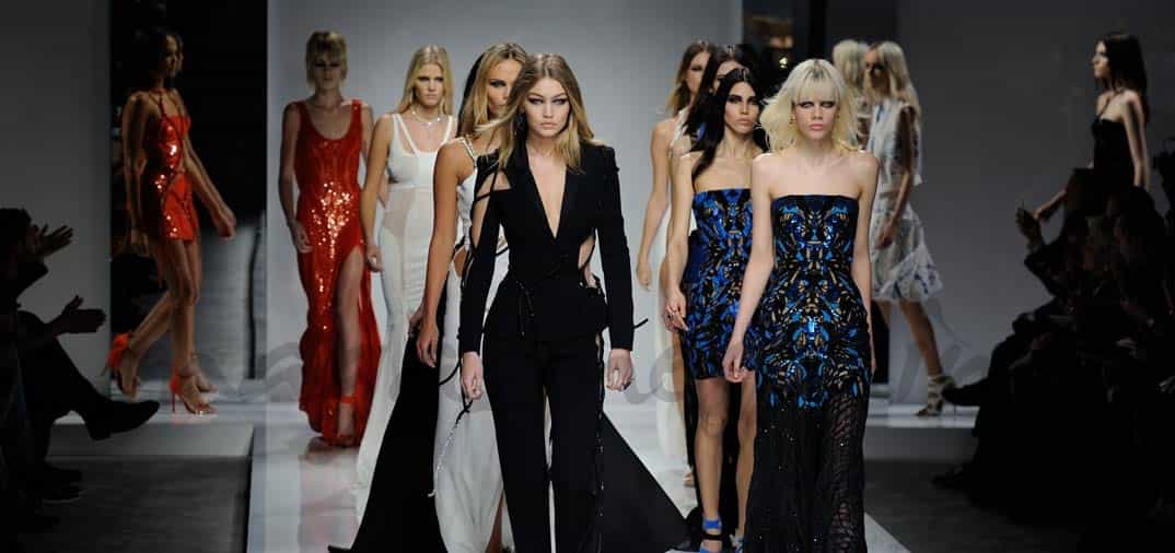 gigi-hadid-para-versace alta costus paris fashion week