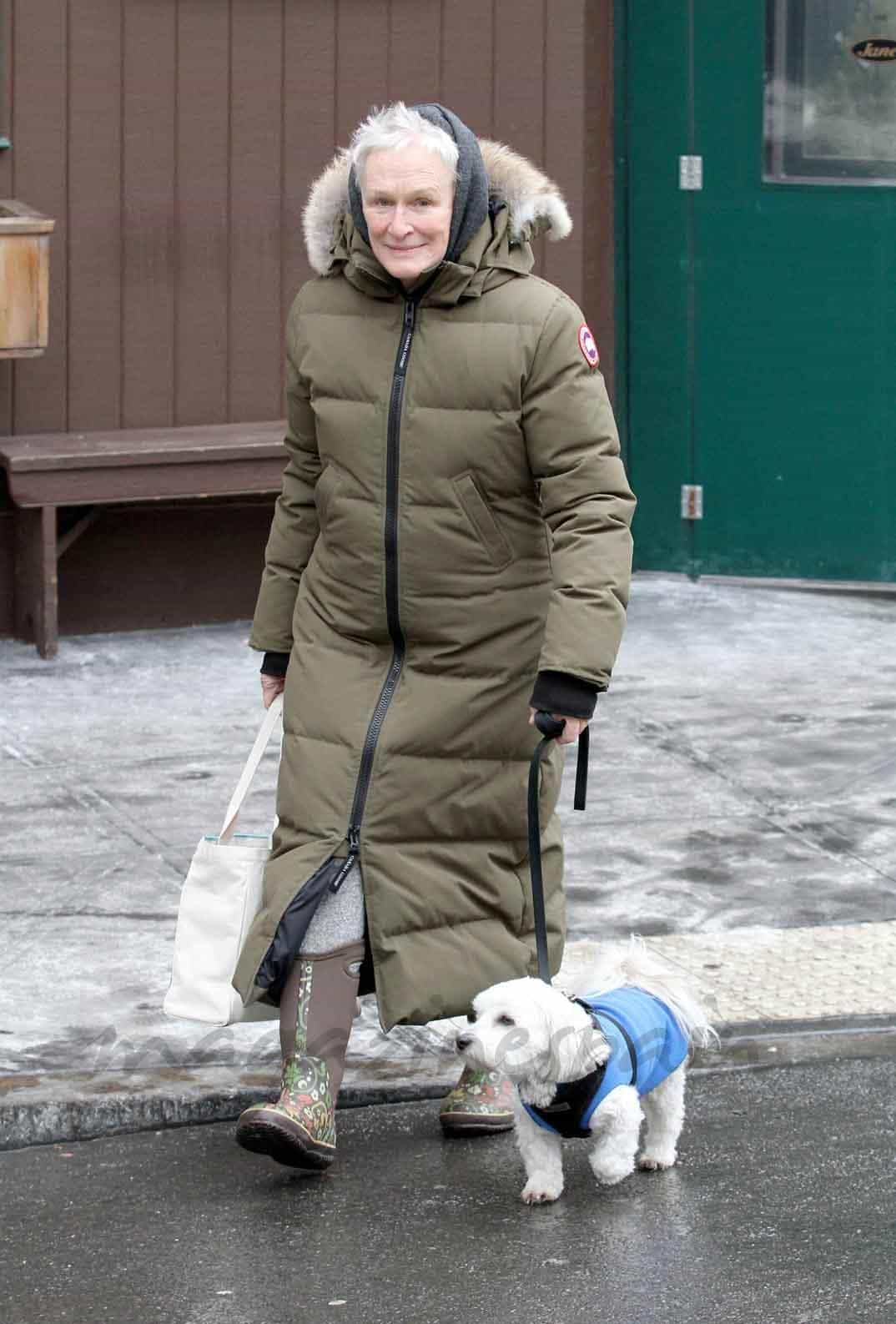 glenn close paseo con su perro