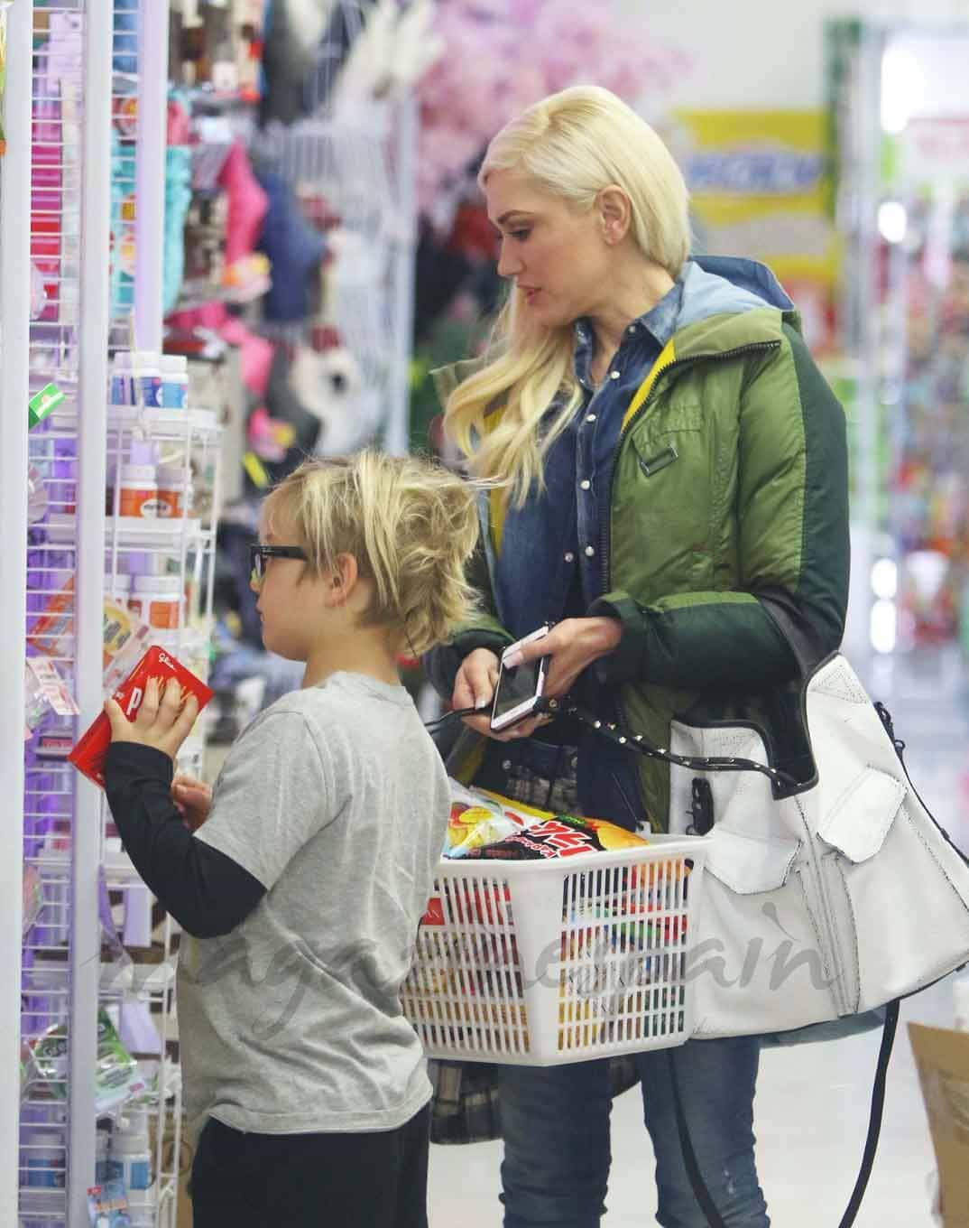 gwen stefani de compras con su hija