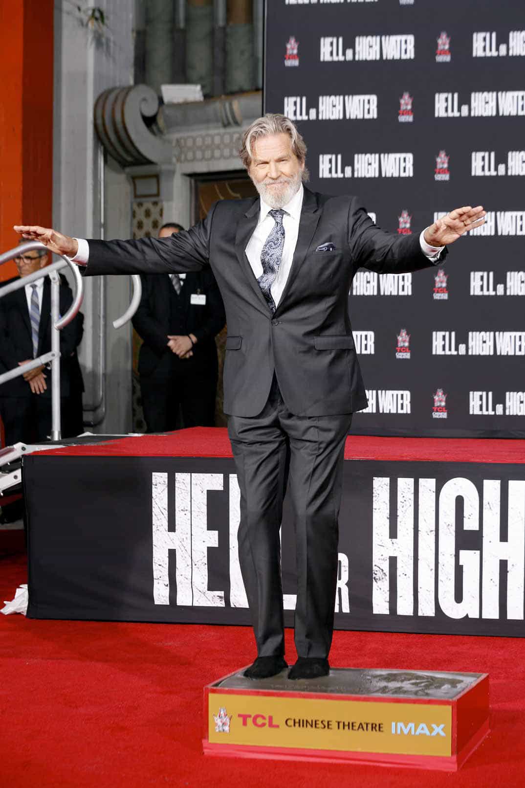 jeff bridges pone sus huellas en el teatro chino