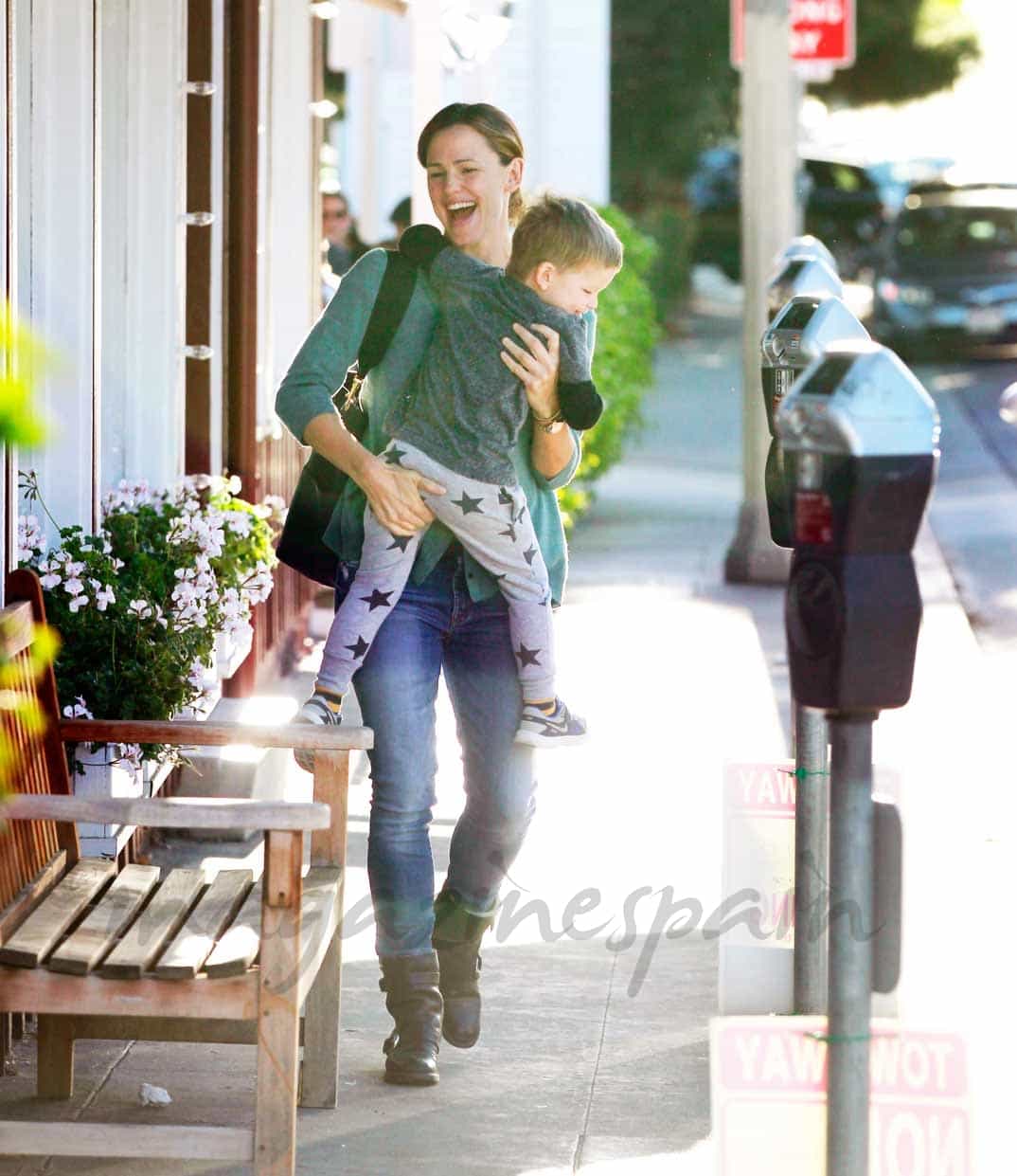 jennifer garner pasea con su hijo