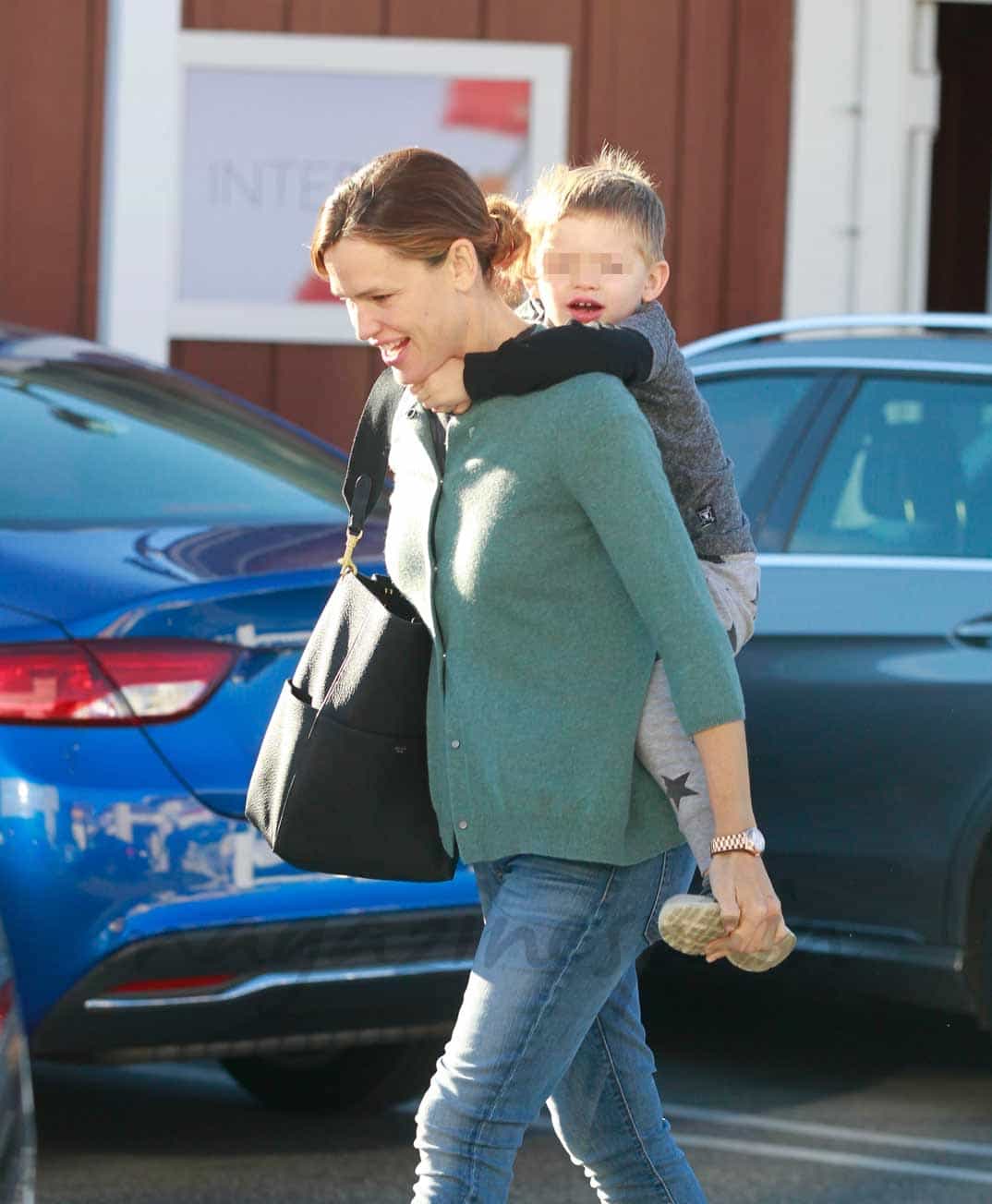 jennifer garner pasea con su hijo