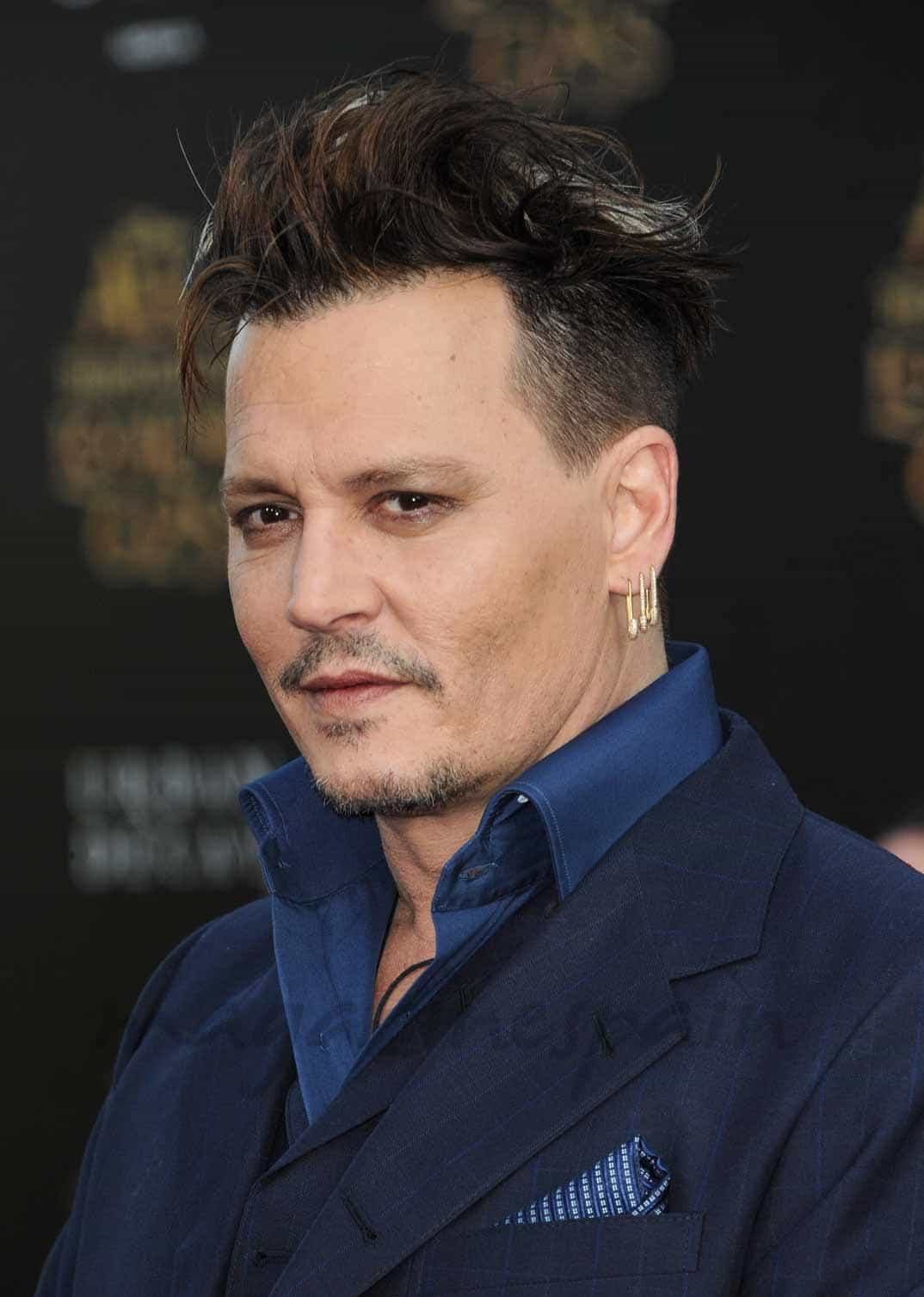 johnny depp con unos kilos de mas en el estreno de alicia detras del espejo