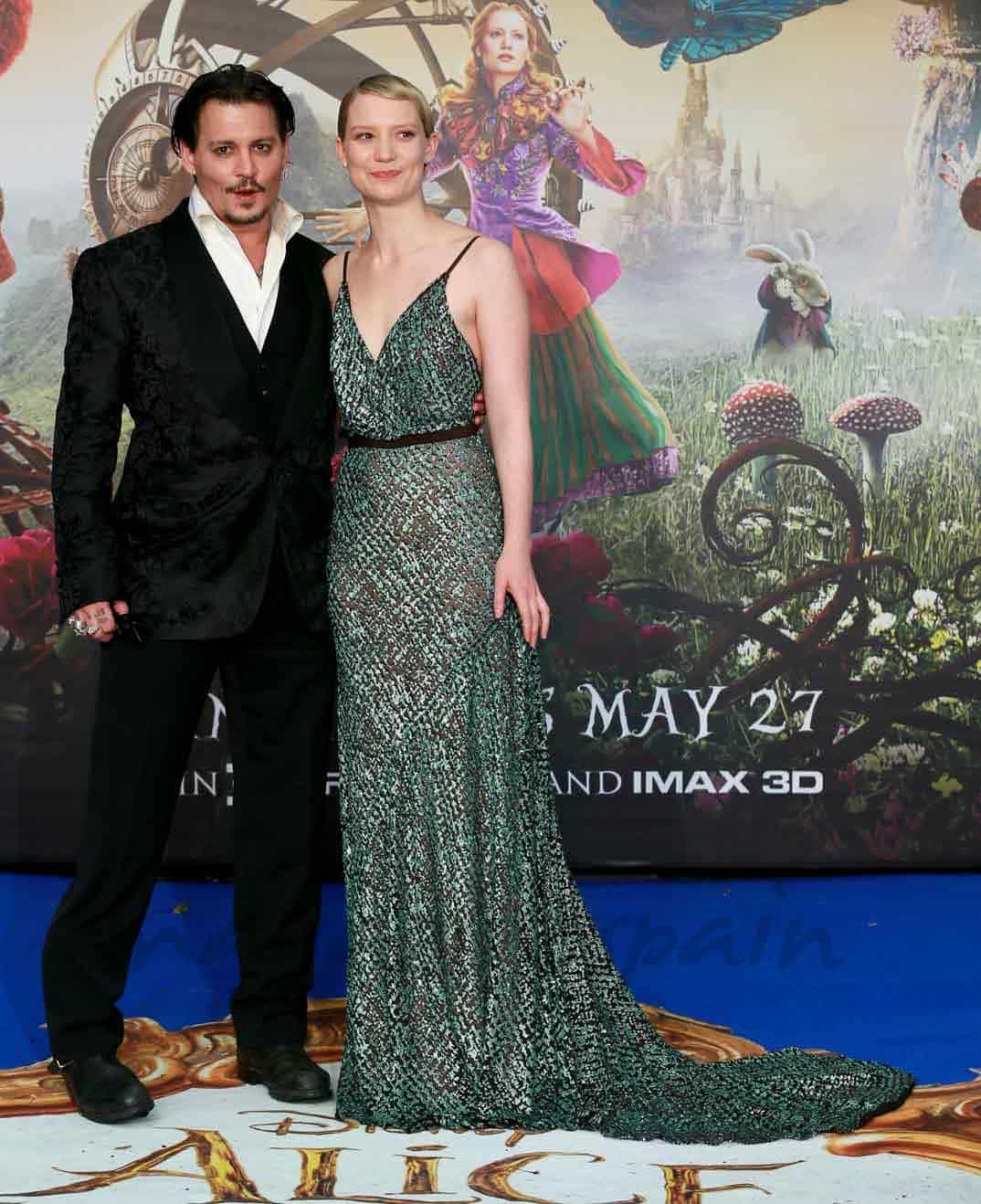 johnny-depp-y-mia-wasikowska en el estreno de alice through the looking glass