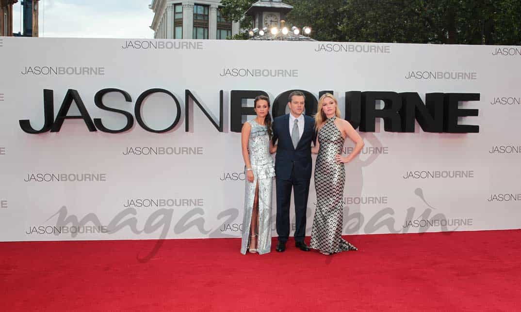 julia-stiles-matt-damon-y-alicia-vikander en la premiere en londres de jason bourne