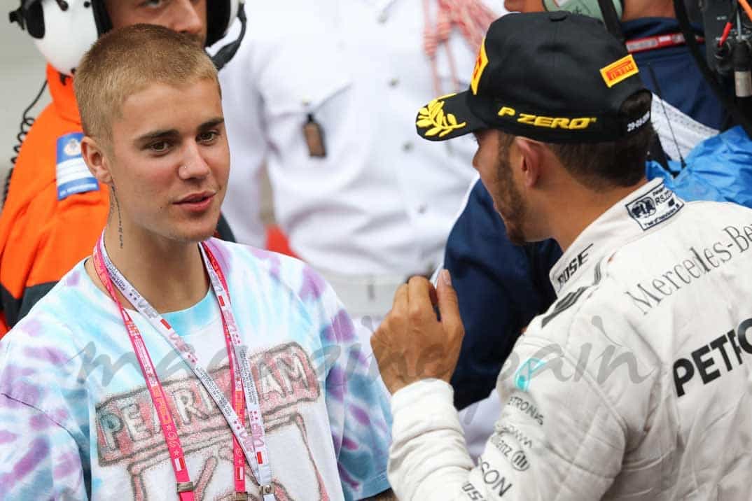 justin-bieber-y-lewis-hamilton en monaco