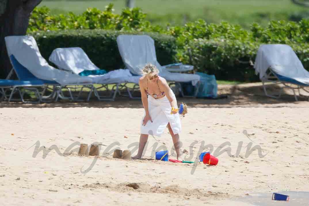 kate hudson en las playas de hawai con sus hijos