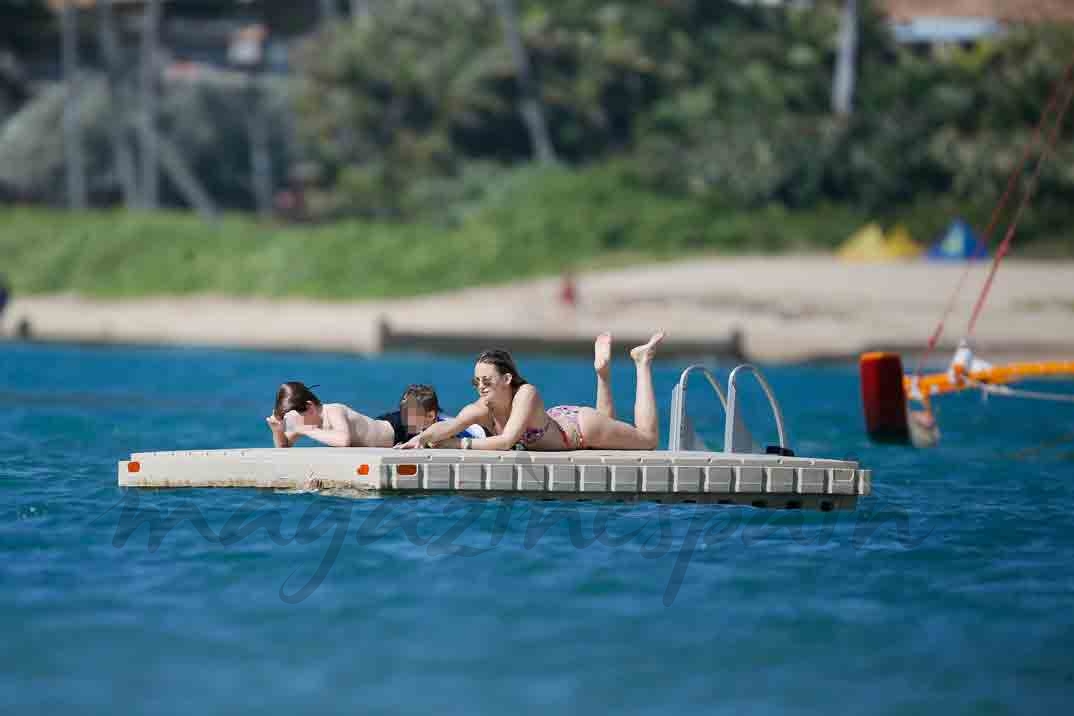 kate hudson en las playas de hawai con sus hijos