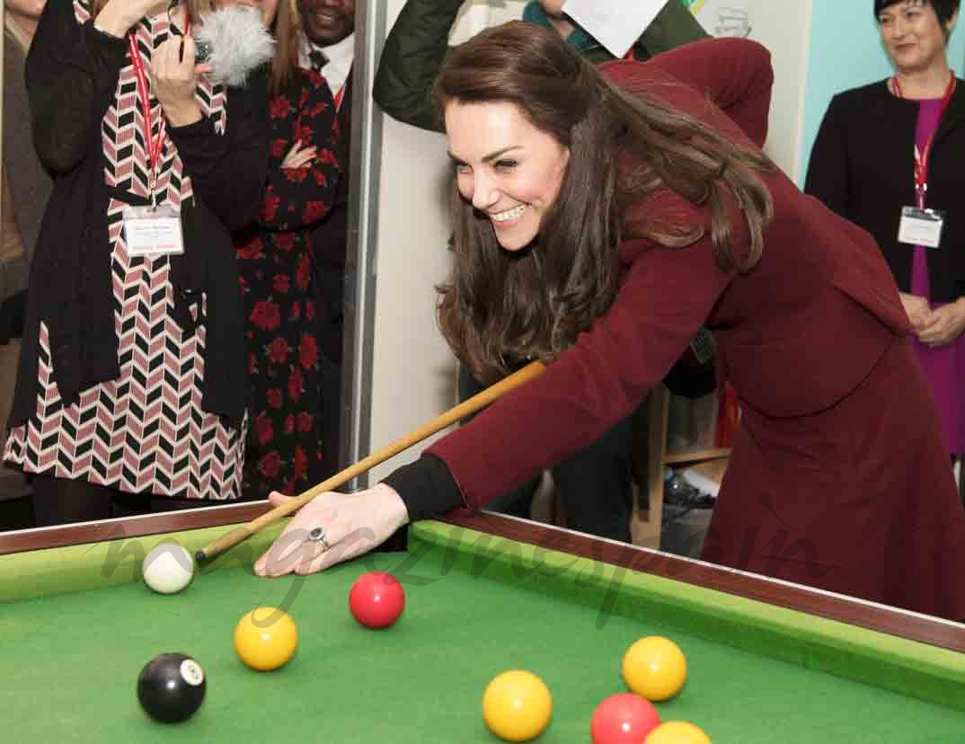 kate middleton juega al billar