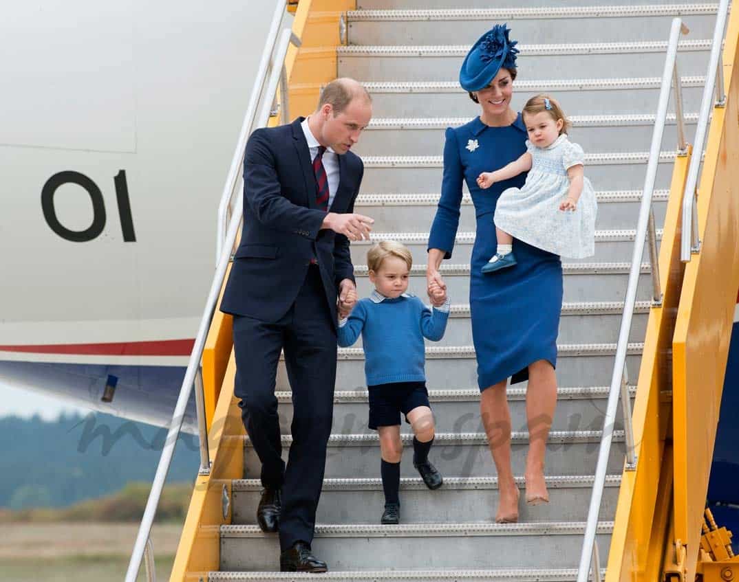 Duques de Cambridge con el príncipe George y la princesa Charlotte