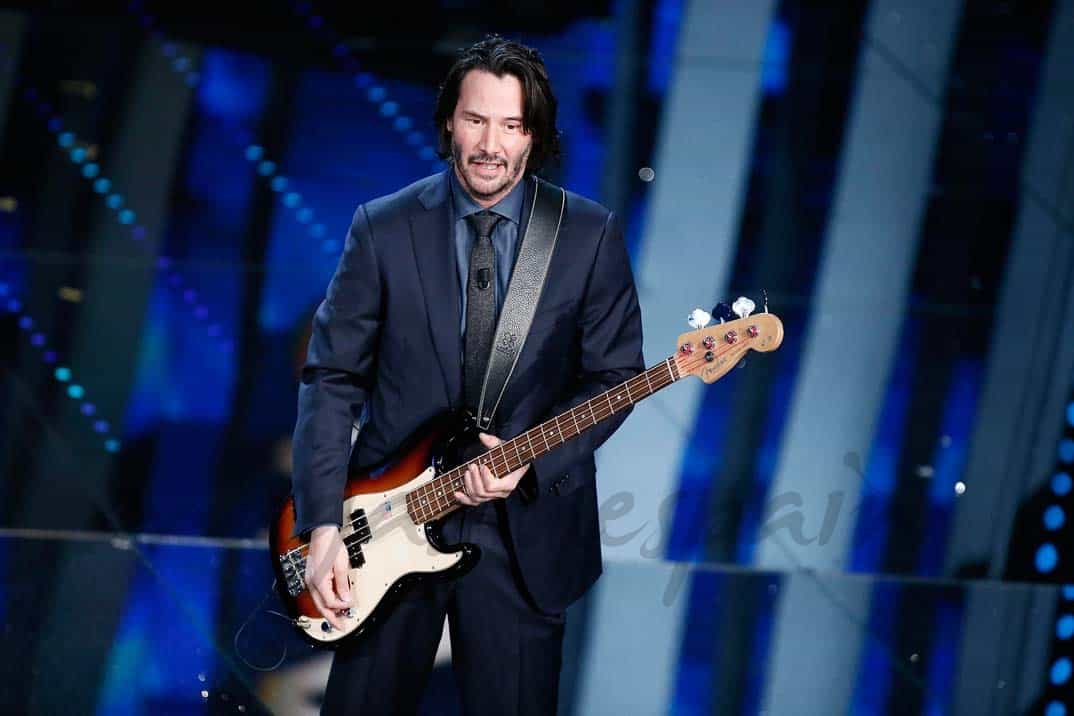 keanu reeves toca la guitarra