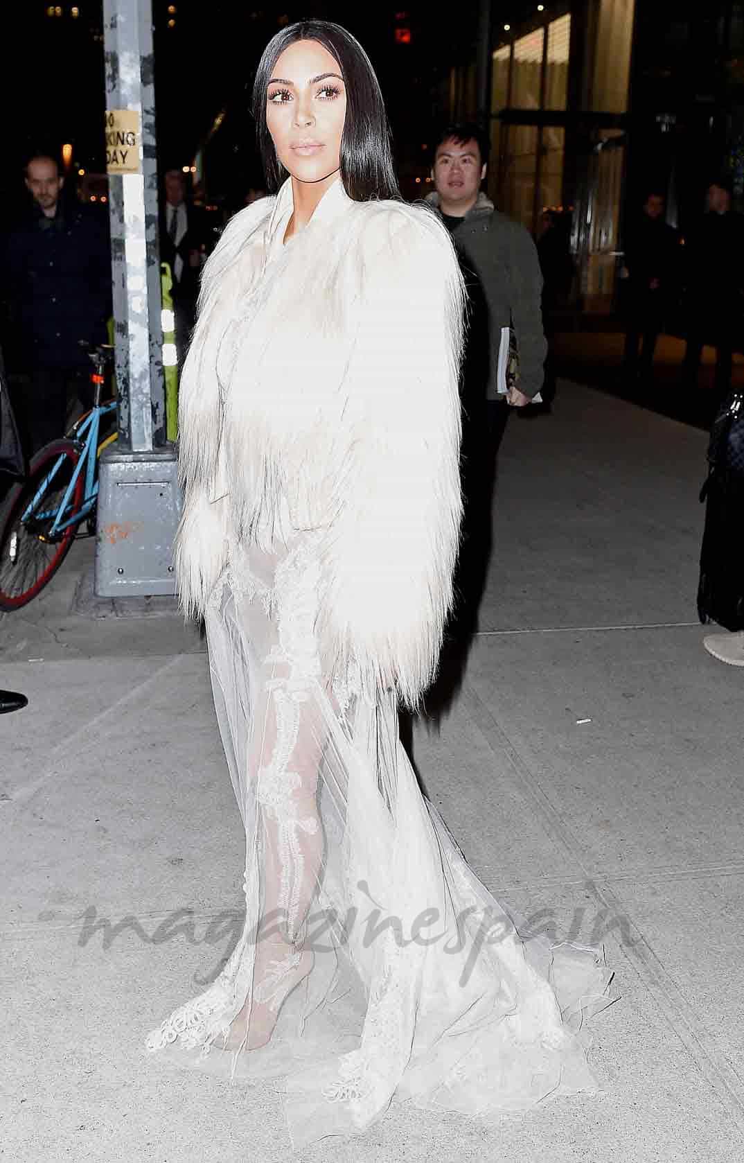 kim kardashian deslumbra con sus transparencias