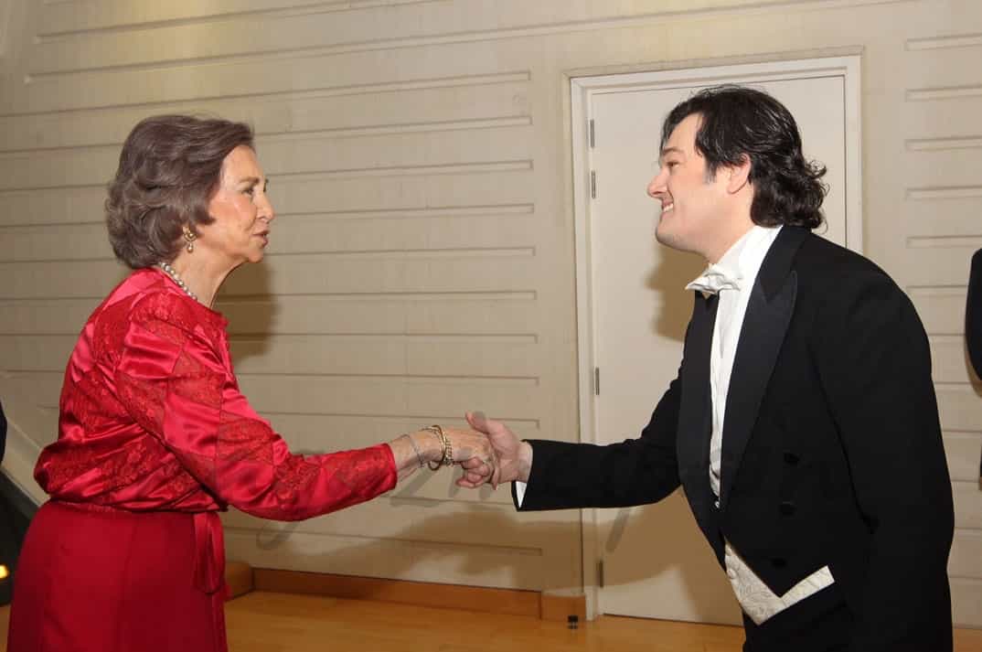 Su Majestad la Reina Doña Sofía saluda a al tenor Arturo Chacón-Cruz © Casa S.M. El Rey