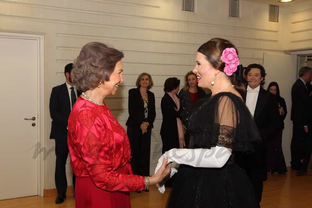 Su Majestad la Reina Doña Sofía saluda a la soprano Marina Rebeka © Casa S.M. El Rey