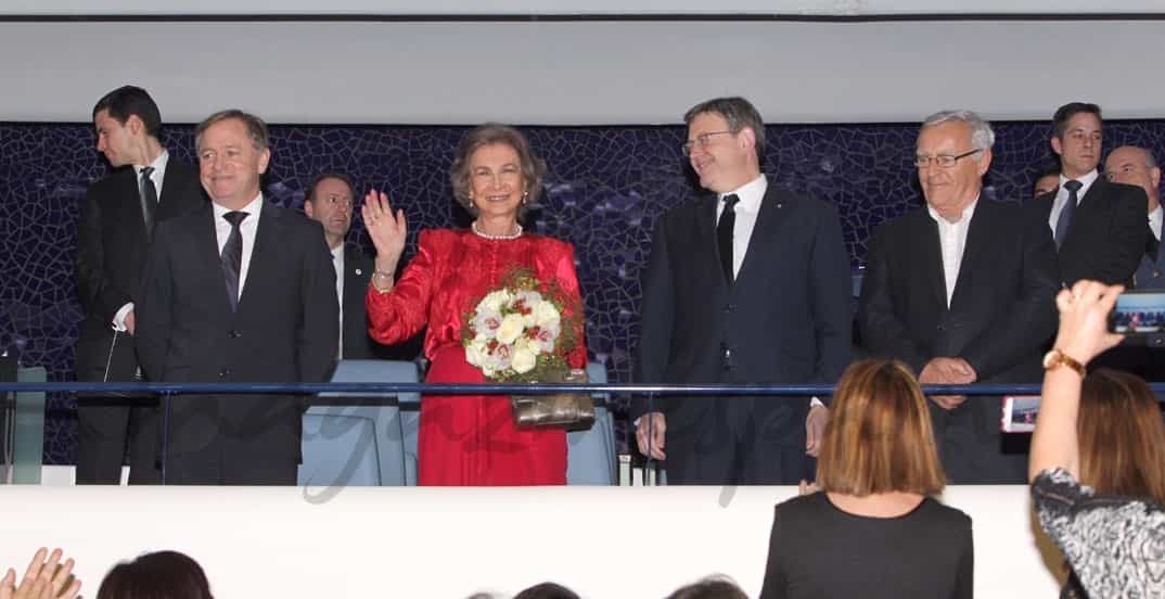 Su Majestad la Reina Doña Sofía en el palco de honor junto a las autoridades presentes en la Ópera © Casa S.M. El Rey