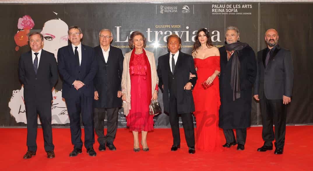 Su Majestad la Reina Doña Sofía junto a las autoridades y personalidades asistentes al estreno © Casa S.M. El Rey