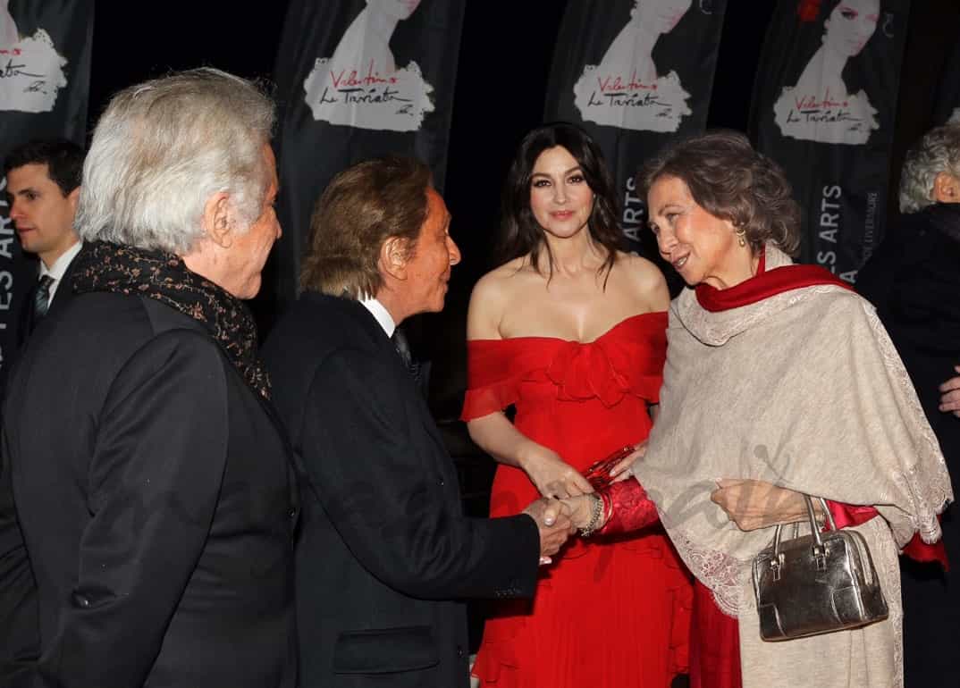 Su Majestad la Reina Doña Sofía saluda al productor y responsable de vestuario, Valentino Garavani © Casa S.M. El Rey