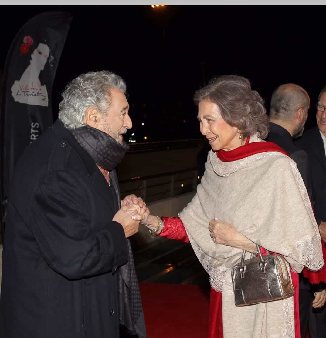 Su Majestad la Reina Doña Sofía saluda al tenor Plácido Domingo © Casa S.M. El Rey