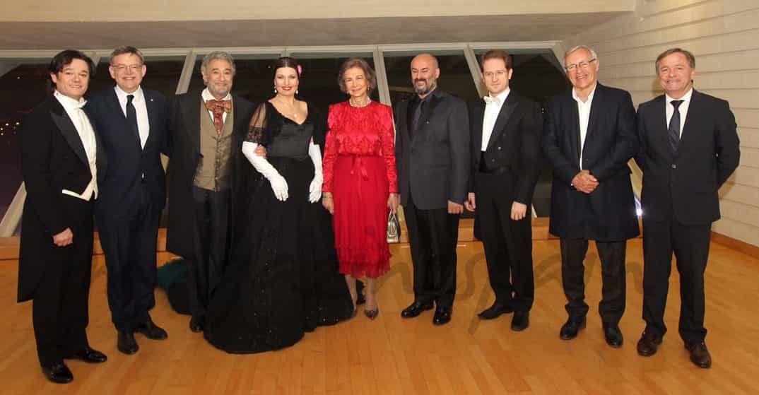 Su Majestad la Reina Doña Sofía con los artistas de la Ópera “La Traviata” y las autoridades asistentes al estreno © Casa S.M. El Rey
