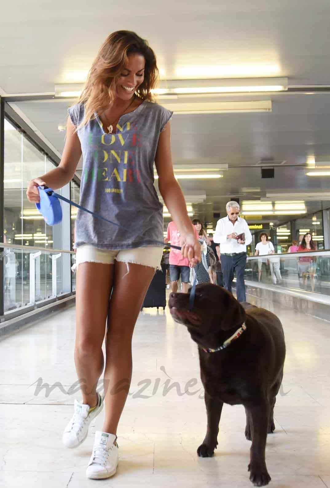 lara alvarez con su perro en el aeropuerto