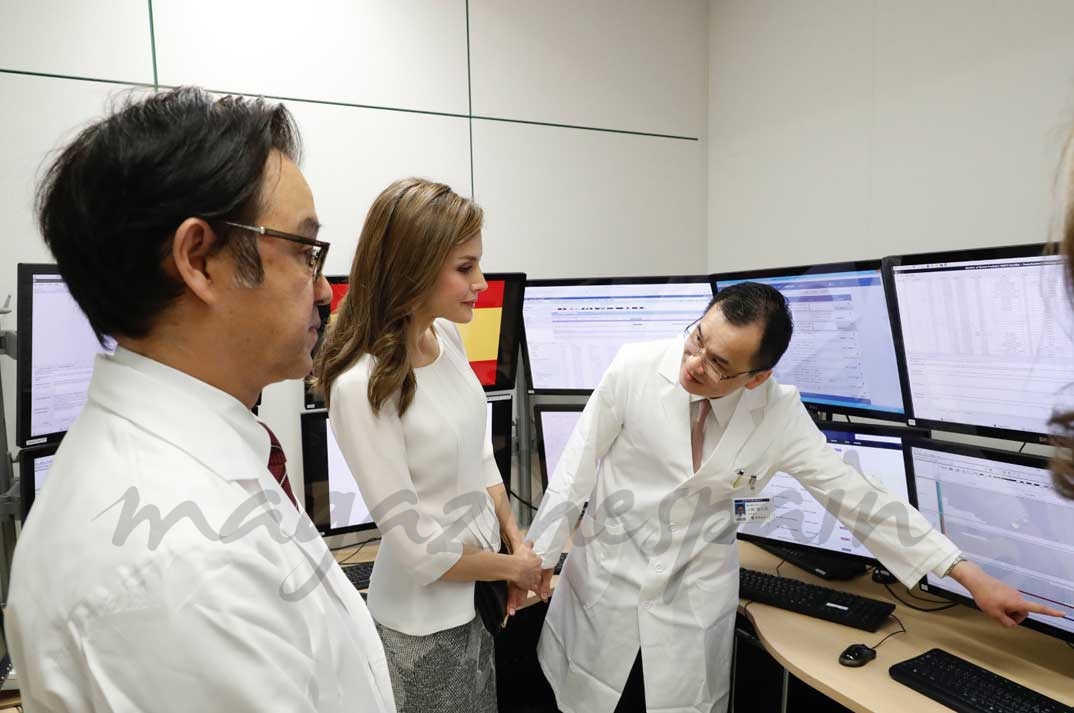 Su Majestad la Reina durante su recorrido por las instalaciones del Centro de Genética e Investigación Médica aplicada a las Enfermedades Raras © Casa S.M. El Rey