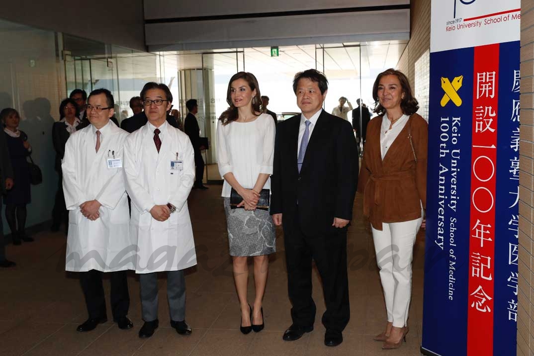 Su Majestad la Reina junto a las autoridades presentes en la visita al al Centro de Genética e Investigación Médica aplicada a las Enfermedades Raras © Casa S.M. El Rey