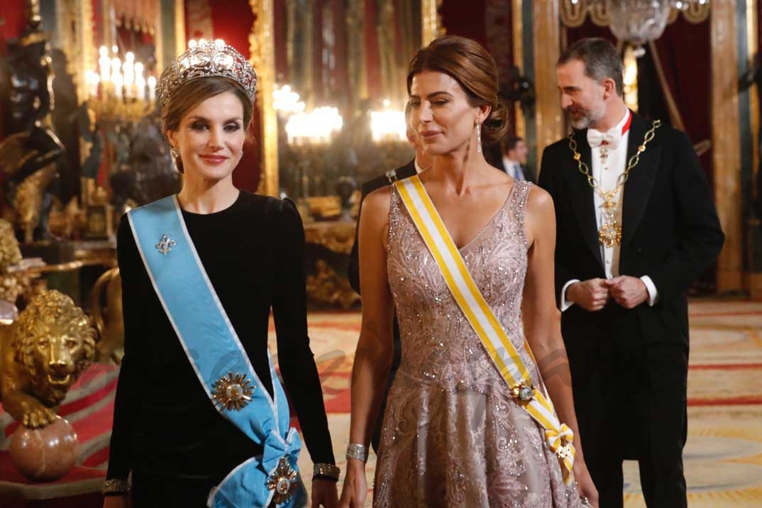 Reyes Felipe y Letizia con Mauricio Macri y su esposa Juliana Awada © Casa S.M. El Rey