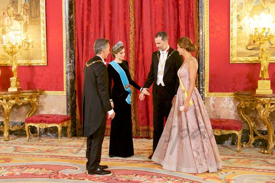 Reyes Felipe y Letizia con Mauricio Macri y su esposa Juliana Awada