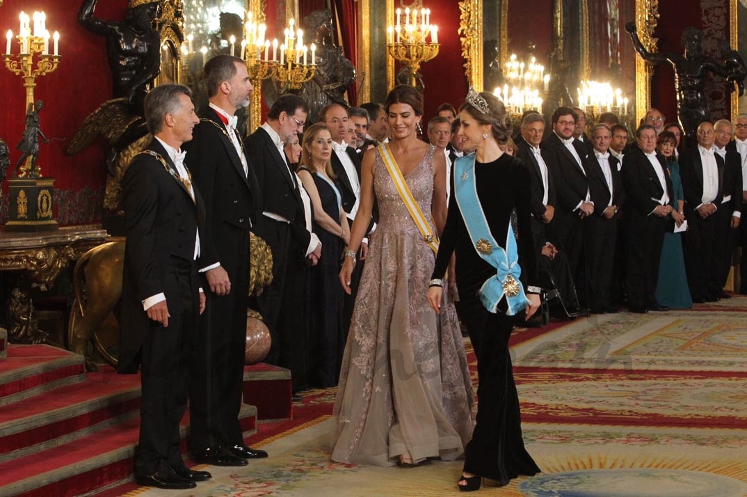 Reyes Felipe y Letizia con Mauricio Macri y su esposa Juliana Awada