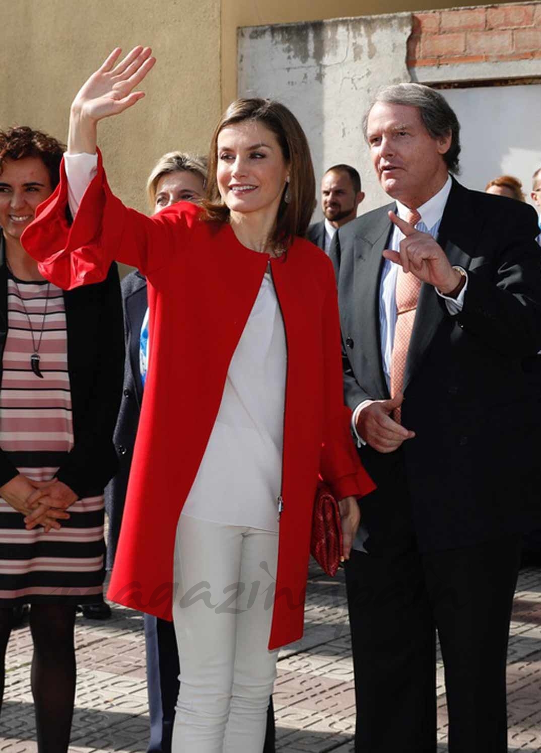 Doña Letizia, junto a las personalidades que la recibieron a su llegada, saluda a los ciudadanos que acudieron a recibirla © Casa S.M. El Rey