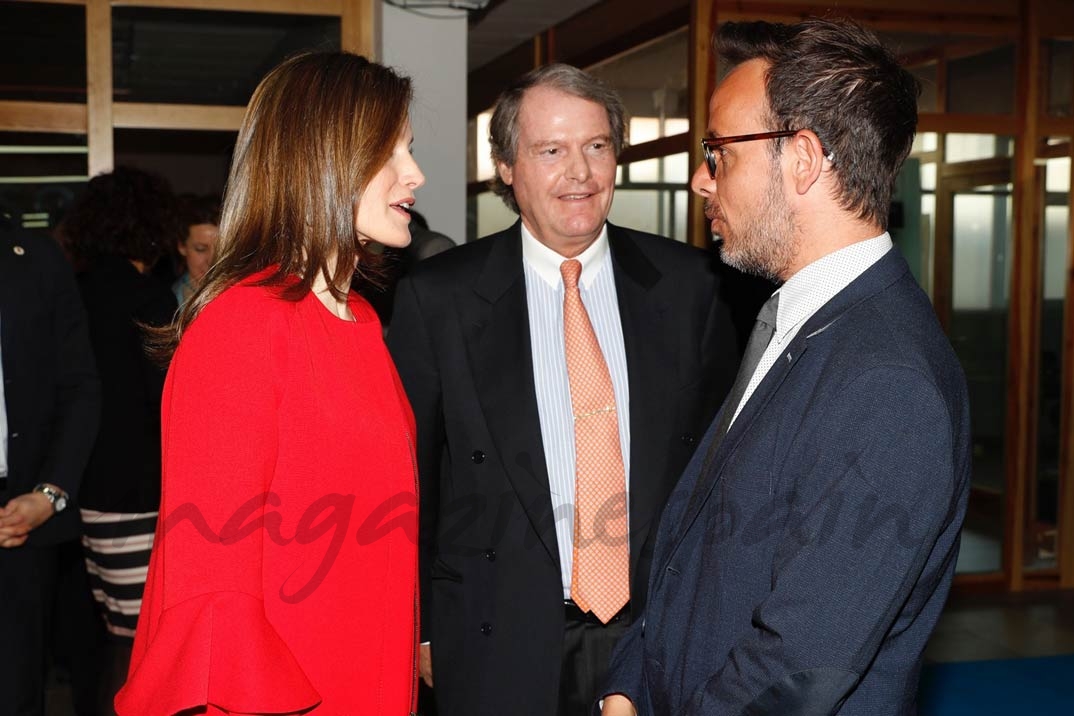 Doña Letizia conversa con Àngel Llàcer, en presencia del presidente de la Fundación Princesa de Girona (FPdGi), Francisco Belil © Casa S.M. El Rey