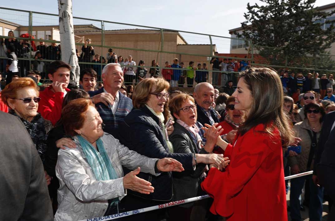 Su Majestad la Reina saluda a los ciudadanos que acudieron a recibirla © Casa S.M. El Rey