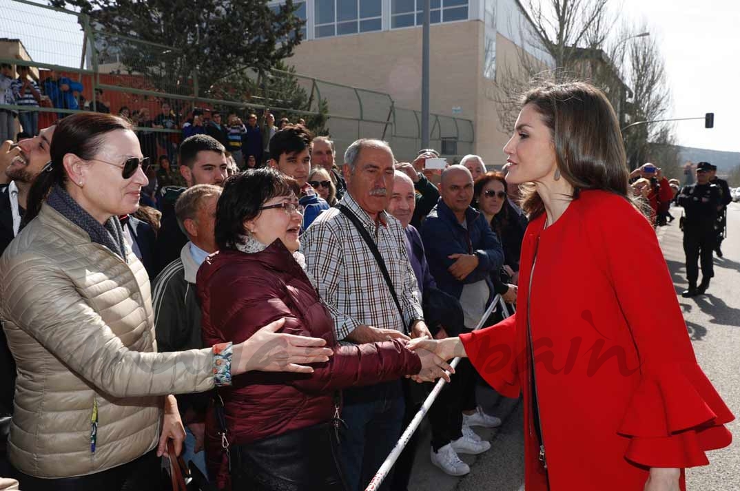 Su Majestad la Reina saluda a los ciudadanos que acudieron a recibirla © Casa S.M. El Rey