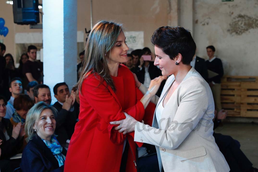 Su Majestad la Reina felicita a Miriam Reyes, galardonada con el Premio Fundación Princesa de Girona 2017 en la categoría de "Social" © Casa S.M. El Rey