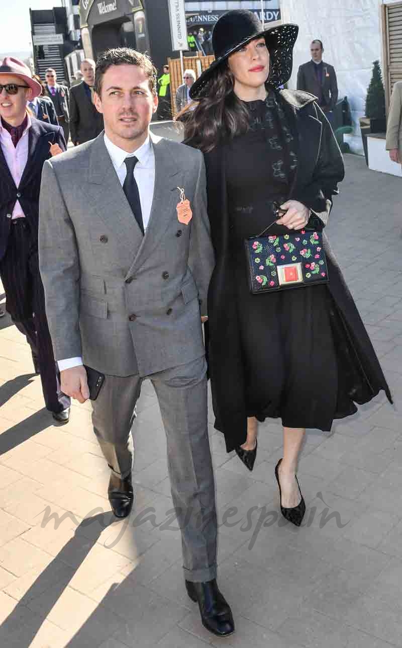 liv tyler y dave gardener en las carreras de caballon