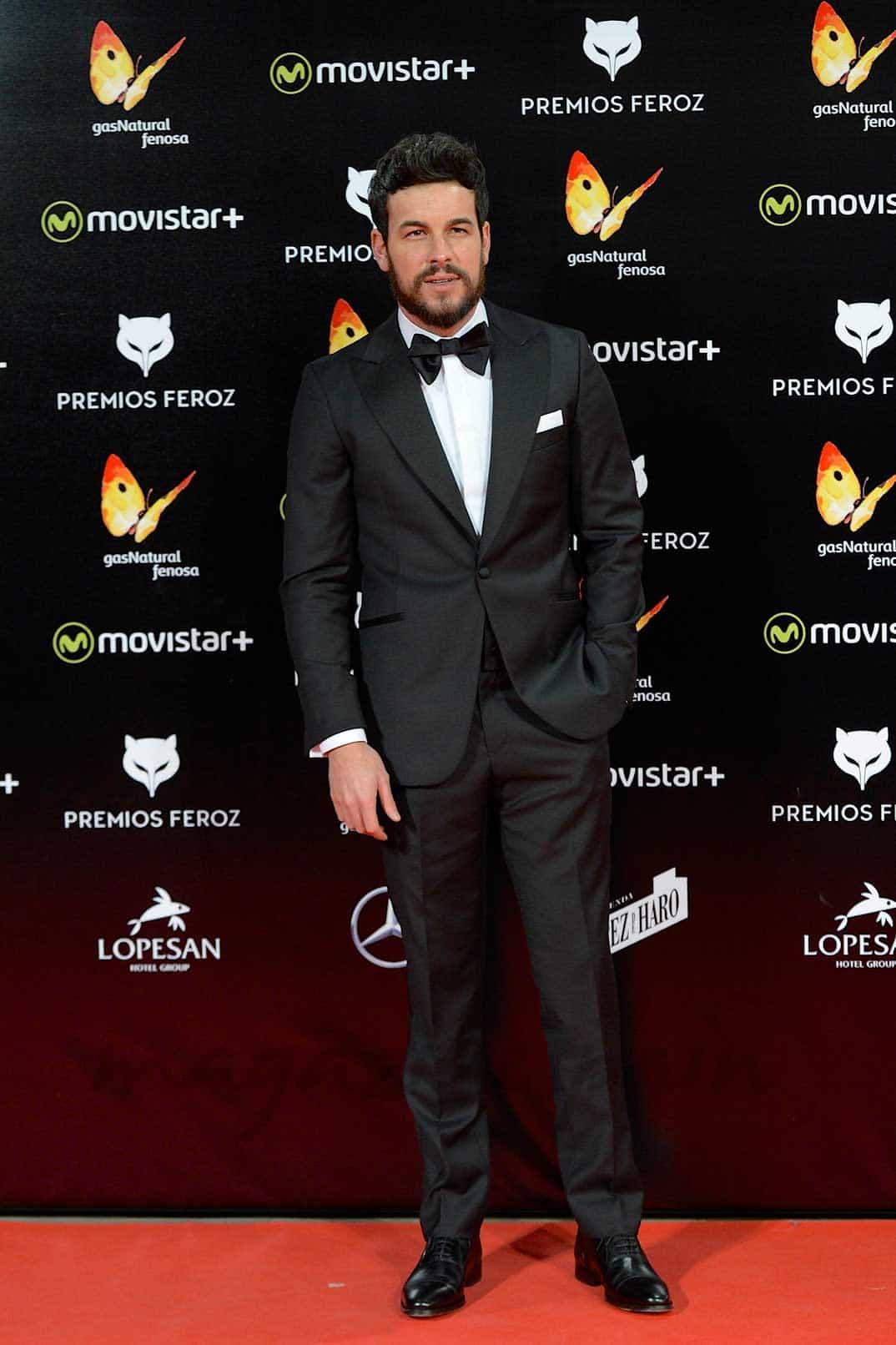 mario casas triunfa en los premios feroz