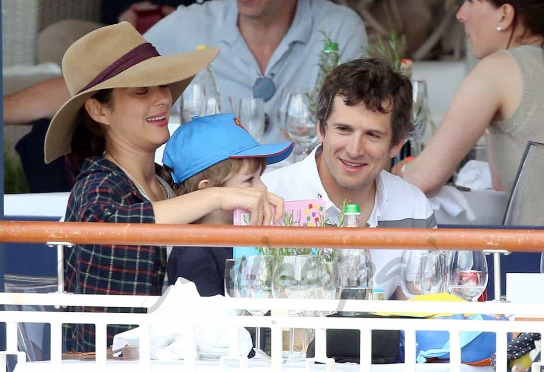 marion-cotillard-con-su-marido-guillaume-canet-y-su-hijo-marcel en la hipica