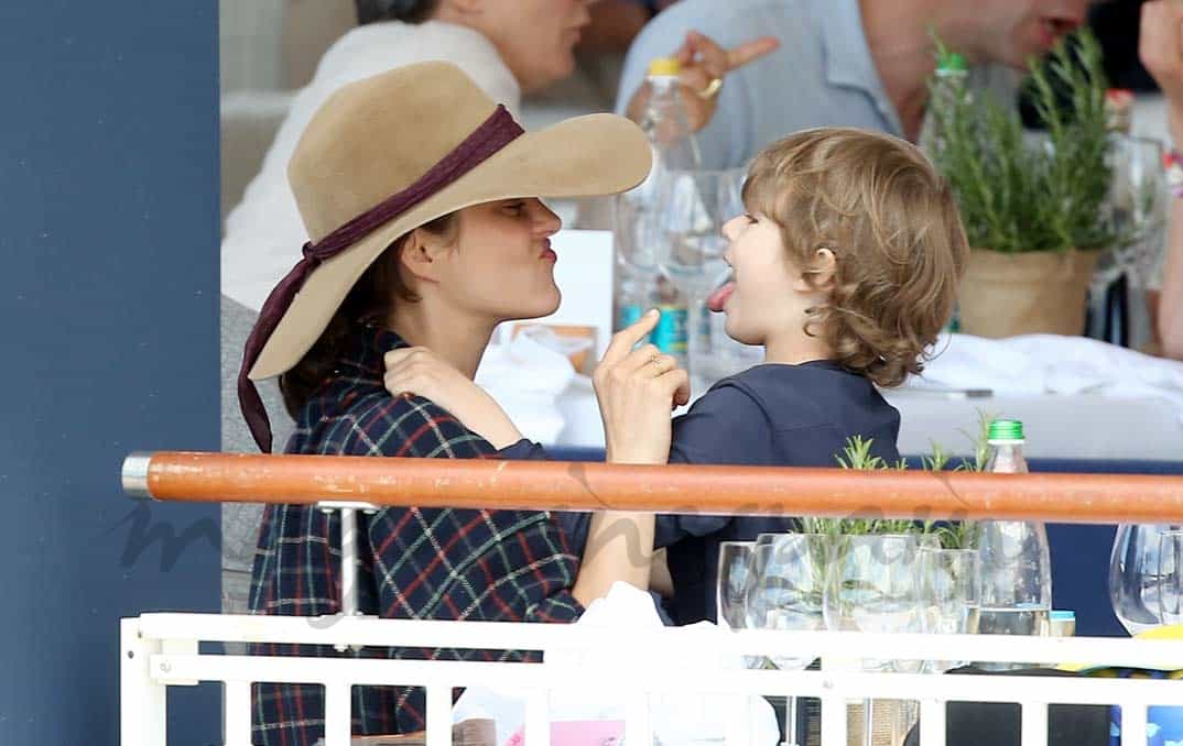 marion-cotillard-y-su-hijo-marcel en la hipica