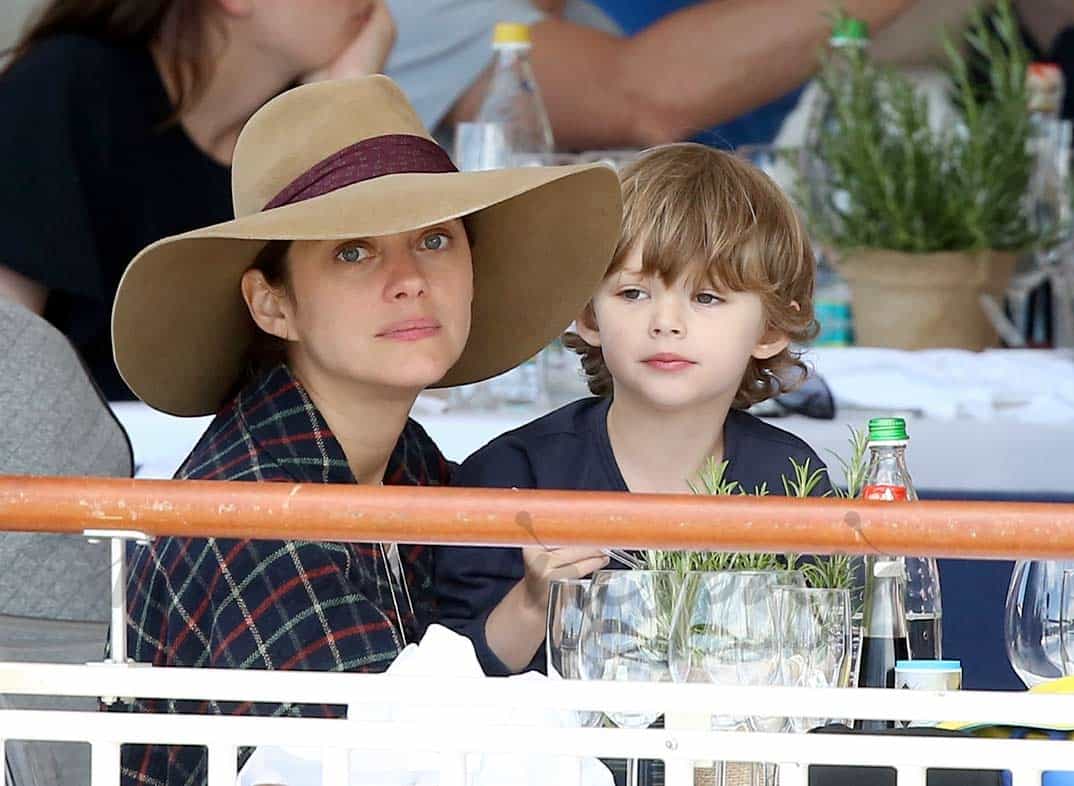 marion-cotillard-y-su-hijo-marcel en la hipica