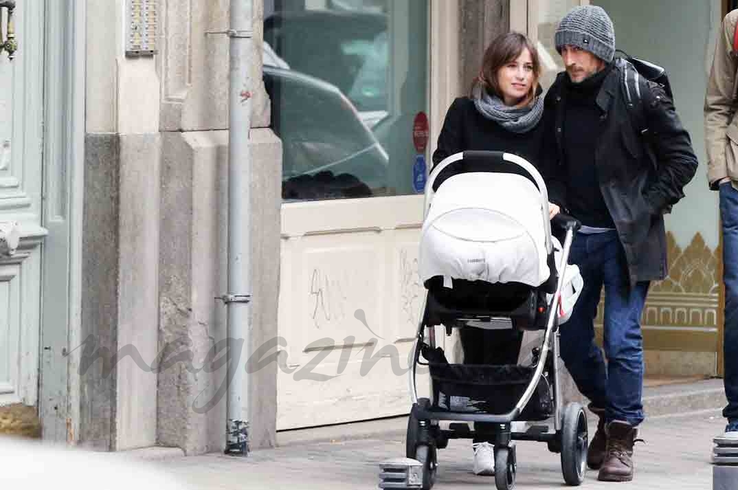 marta etura y gonzalo de santiago con su hijo