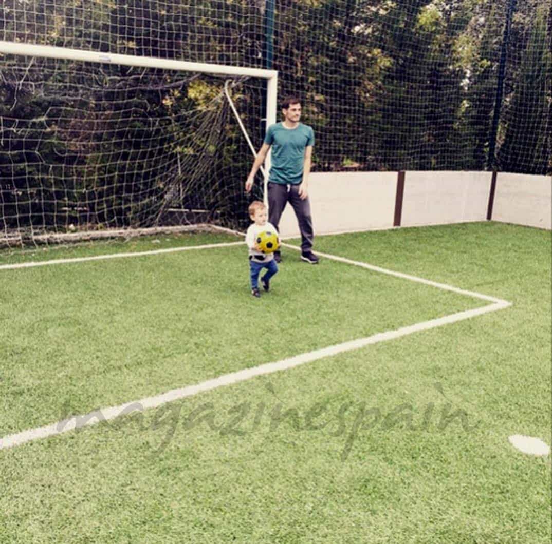 Martín Casillas jugando al fútbol con su papá © Istagram