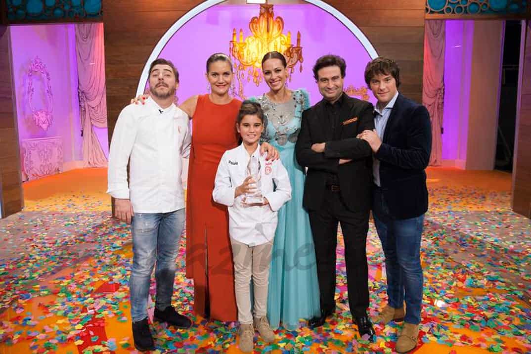 Jordi Roca, Samantha Vallejo-Nájera, Eva González, Pepe Rodríguez, Jordi Cruz con Paula, ganadora MasterChef Jr. 4 - © RTVE