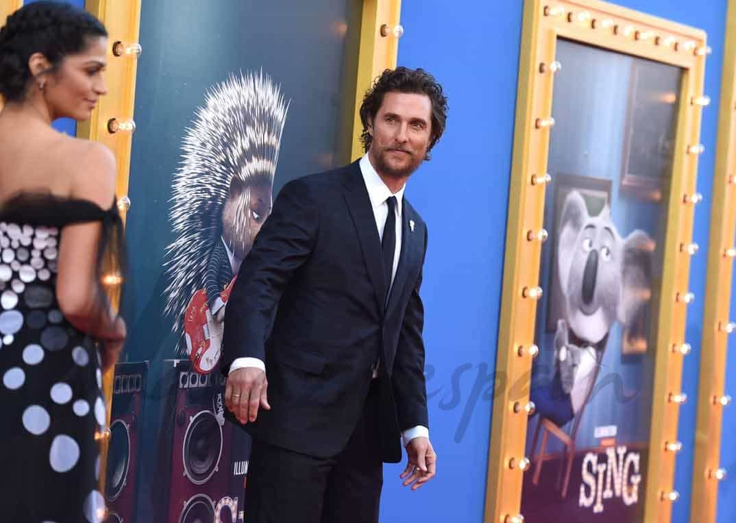 matthew-mcconaughey-y-camila-alves en el estreno de sing