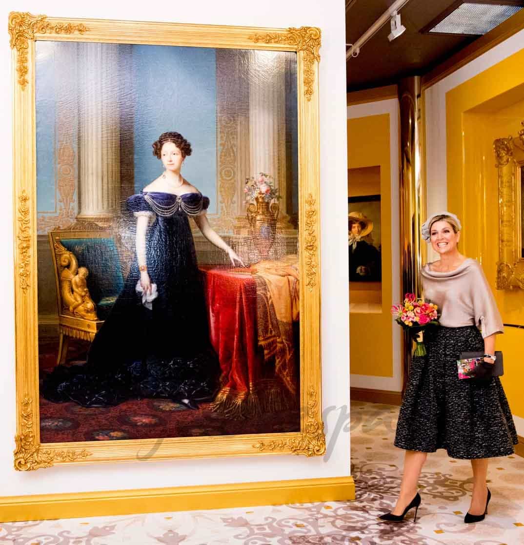 maxima de holanda inaugura la exposición en honor a la reina anna paulownia