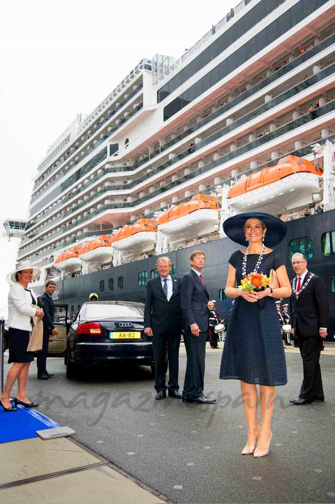 maxima de holanda madrina de un transatlantico