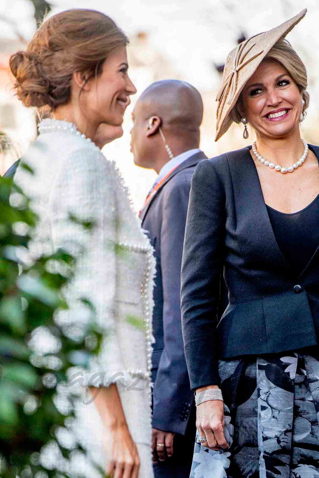 maxima de holanda y juliana awada compiten en elegancia