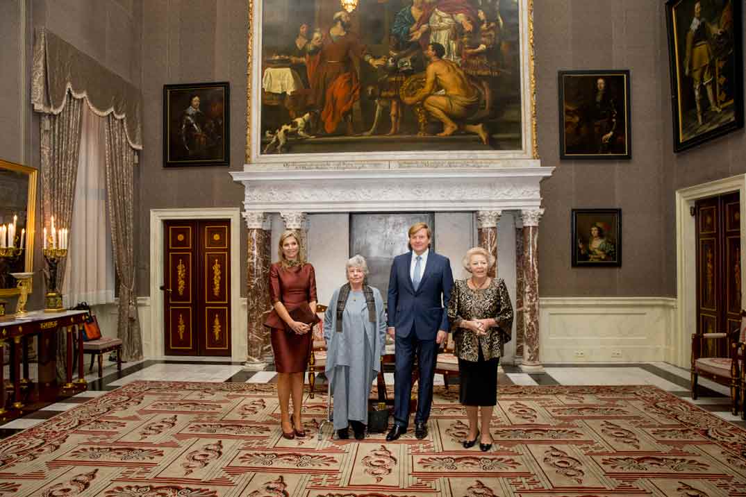 reina maxima de holanda entrega premio a antonia susan byatt