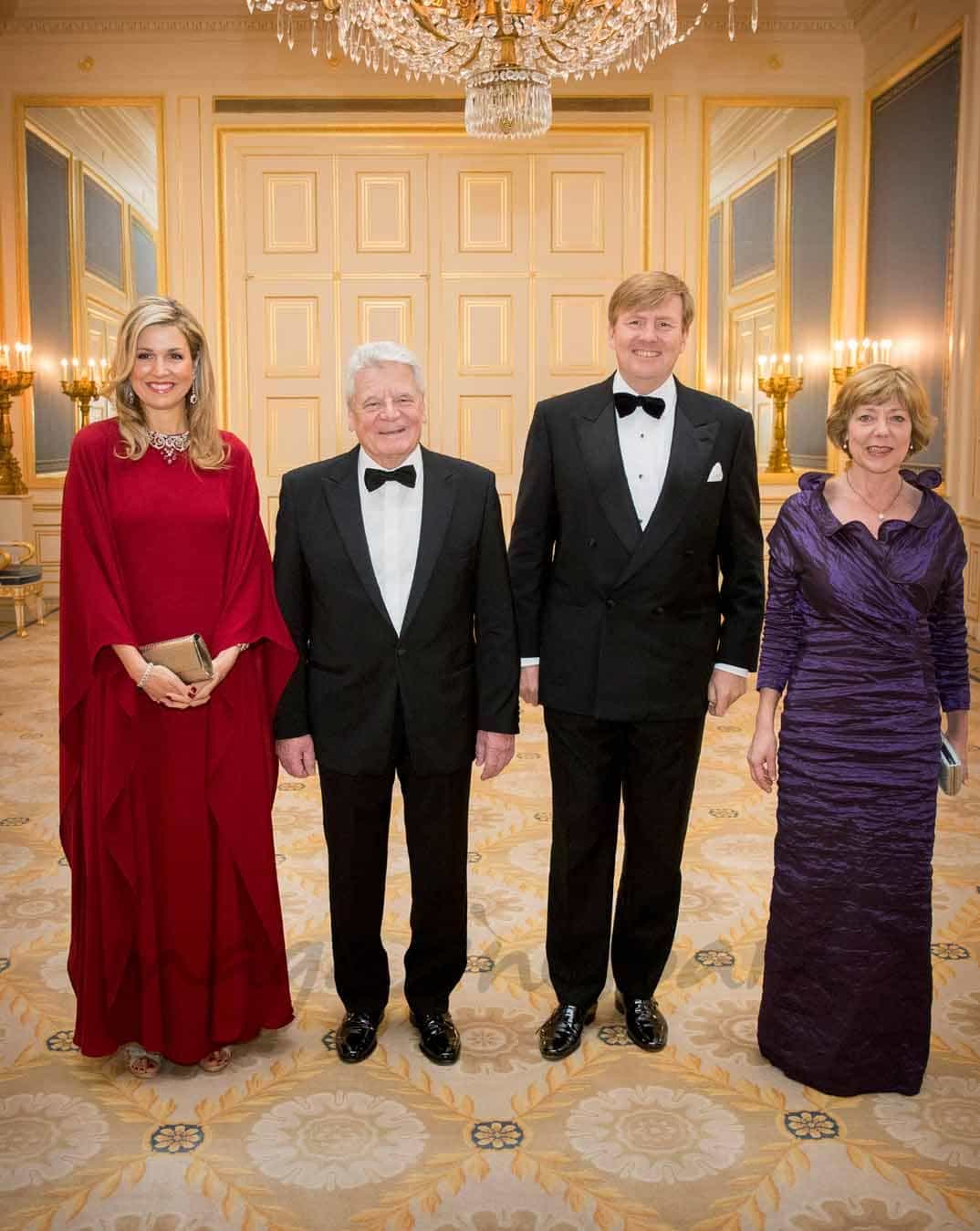 Máxima y Guillermo de Holanda con el presidente de la República Federal de Alemania, Joachim Gauck y su esposa Daniela Schadt